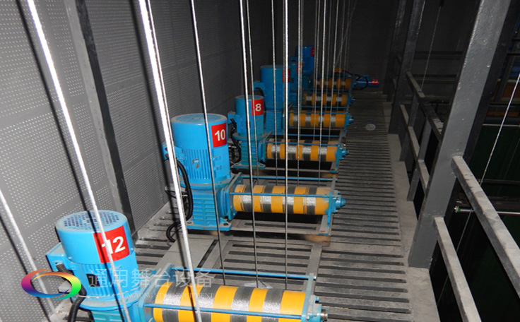 十余年銳意攀登，奮發(fā)圖強(qiáng)！舞臺幕布、機(jī)械等一站式選購供應(yīng)商，舞臺機(jī)械、音響、燈光工程設(shè)計(jì)施工承包壹級資質(zhì)——通用舞臺