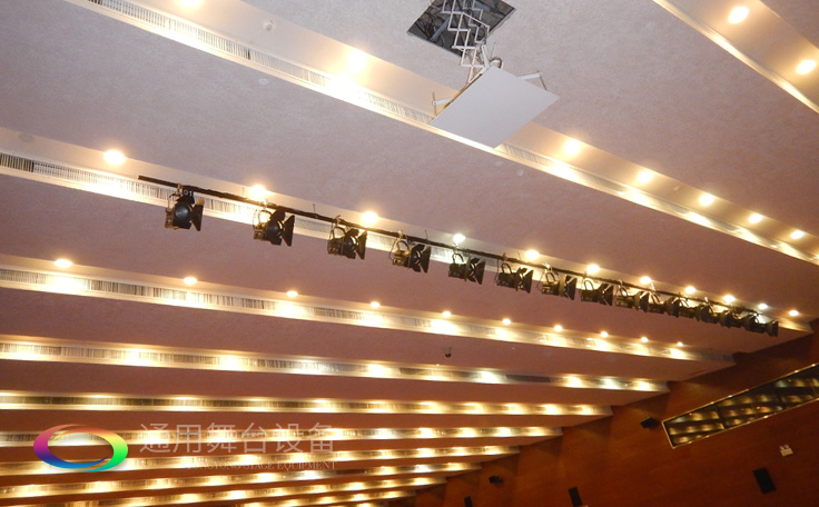 十余年銳意攀登，奮發(fā)圖強(qiáng)！舞臺幕布、機(jī)械等一站式選購供應(yīng)商，舞臺機(jī)械、音響、燈光工程設(shè)計(jì)施工承包壹級資質(zhì)——通用舞臺