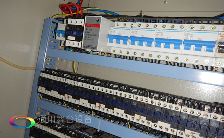 十余年銳意攀登，奮發(fā)圖強(qiáng)！舞臺幕布、機(jī)械等一站式選購供應(yīng)商，舞臺機(jī)械、音響、燈光工程設(shè)計(jì)施工承包壹級資質(zhì)——通用舞臺