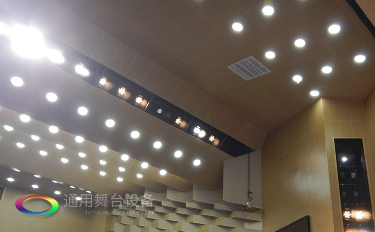 科學計劃工期、合理交叉施工,保質保量順利完成工程的交付!通用舞臺阻燃幕布承接羊城廣州培英中學報告廳項目!