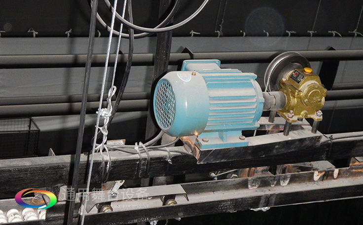 科學計劃工期、合理交叉施工,保質保量順利完成工程的交付!通用舞臺阻燃幕布承接羊城廣州培英中學報告廳項目!