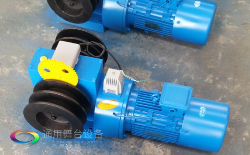 通用舞臺吊桿高標(biāo)準(zhǔn)承接廣州市培英中學(xué)報告廳項(xiàng)目,大屏幕顯示系統(tǒng)、音頻擴(kuò)聲系統(tǒng)、燈光系統(tǒng)、舞臺吊桿及機(jī)械等多系統(tǒng)相互協(xié)作