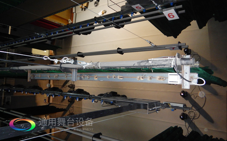 珠海一中多功能文體中心由通用舞臺吊桿設計，安裝與施工，項目現已竣工投入使用中！全面滿足了學術報告、技術培訓、文藝演出等活動需求！