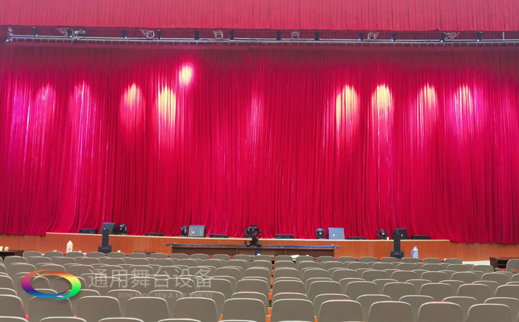 舞臺大幕機械——舞臺上使用頻繁的機械之一,在鏡框式臺口的舞臺上用來分隔演員與觀眾,演出中換場