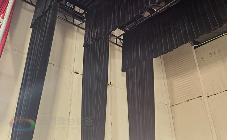 通用舞臺吊桿教您如何選購高性價比阻燃幕布產品!