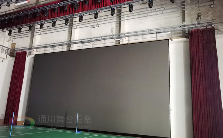 廣州黃花崗禮堂選擇通用舞臺！禮堂幕布、舞臺吊桿、舞臺燈光項目圓滿竣工！